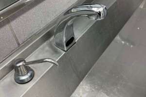 Commercial stainless steel sink